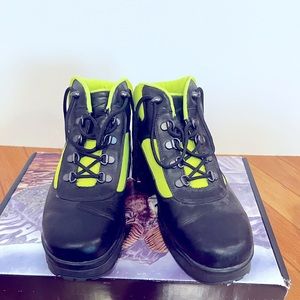 Nike Mens Boot US 8 UK 7 Black/Neon tie up